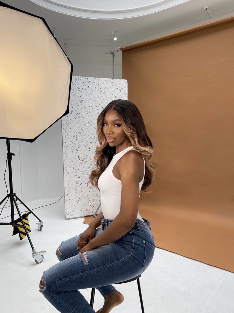 yewande_biala's tweet photo. Not someone actually giving me a book deal 😂 https://t.co/pyeQ3hjNDu