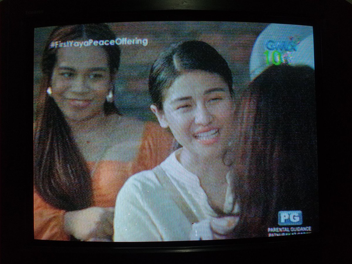 TumbagaYelzha's tweet photo. Akala daw ni Nanay Edna di kana darating Melody.
#FirstYayaPeaceOffering
@sanya_lopez https://t.co/drSdTZ7pGt