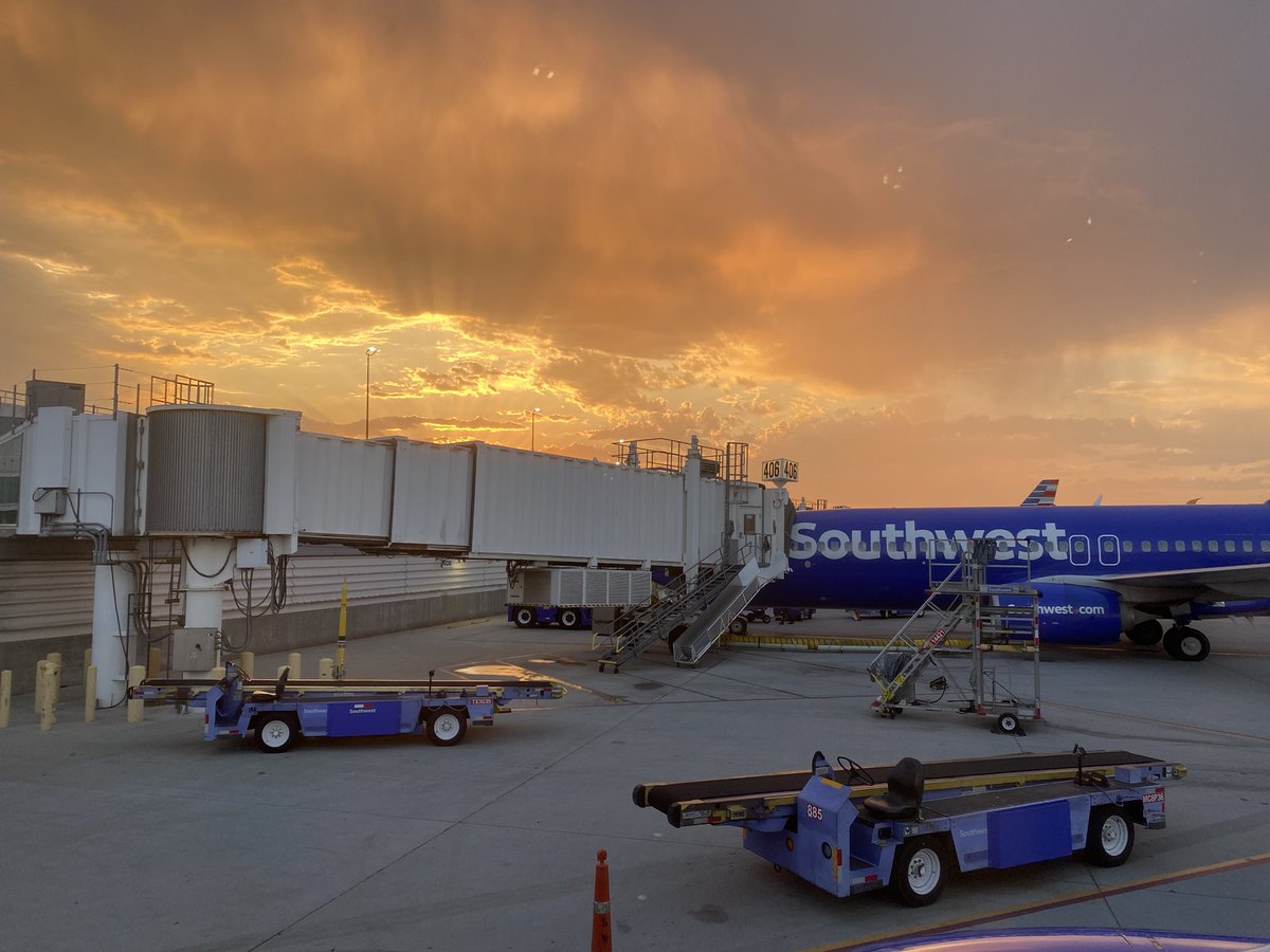 SuperAndrea's tweet photo. First flight in 1 year and 5 months. Beautiful sunrise. #2weekstoslowthespread https://t.co/KT8XIXx6xM