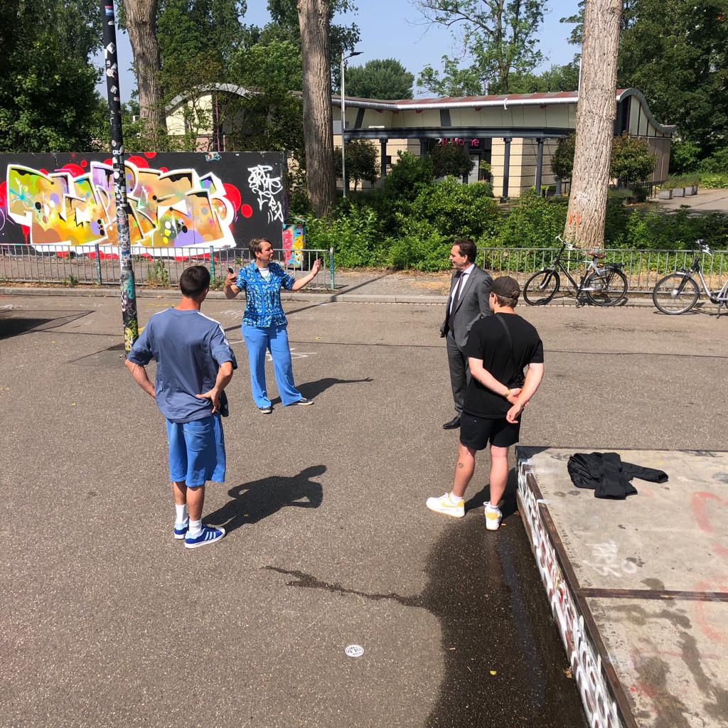 Jongeren in gesprek met burgemeester <a href="/MichelBezuijen/">Burgemeester Michel Bezuijen</a> op de skatebaan in #Driemanspolder. Niet alleen praten over jongeren maar vooral met jongeren! #Buurtwerk