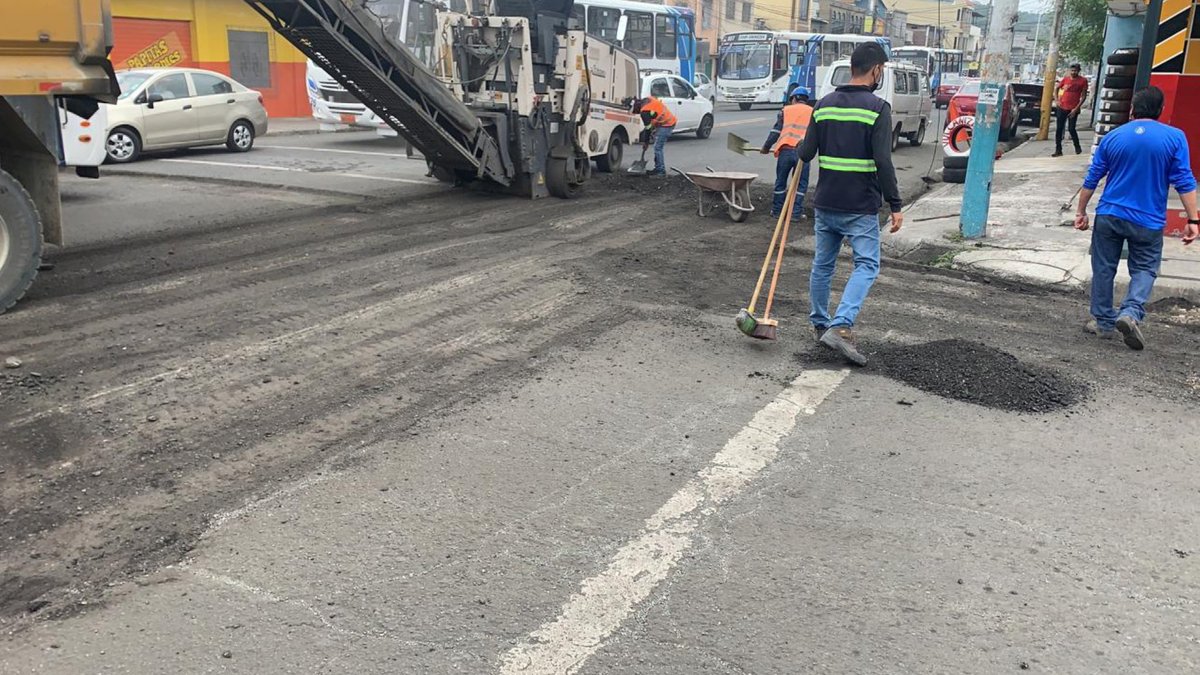 YapTvEc's tweet photo. #MunicipialidaddeGuayaquil avanza en reconstrucción de la calle Argentina.
La obra corresponde al cambio de recorrido de buses urbanos, Los trabajos durarán 8 meses, n 10 cuadras, de la calle 38 a la 28, con longde 965 mtrs, 14 mtrs de ancho. #YapTv #Guayaquil #CynthiaViteri https://t.co/bdiTnscK32