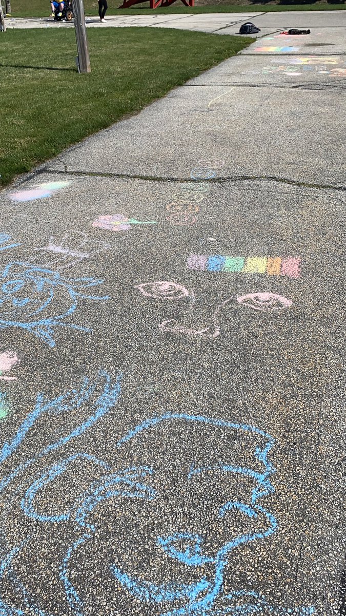 susanaelse's tweet photo. Sidewalk Chalk Art becomes body art #HDHSpride https://t.co/su0yTMMxck