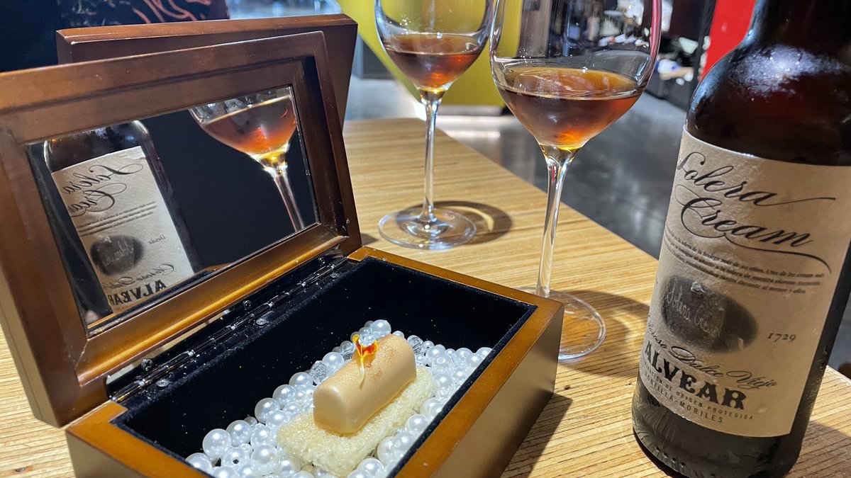 @Yoriento (Alfonso Alcántara) (@yoriento) on Twitter photo Una joya cordobesa de foie con queso <a href="/calaveruela/">CALAVERUELA quesería</a> del valle del Guadiato, creada por el orfebre <a href="/PerikoOrtega/">Periko Ortega</a> de <a href="/ReComiendoPower/">Recomiendo Rest.</a>
Y el Solera cream de <a href="/Bodegas_Alvear/">Bodegas_Alvear</a> de <a href="/MontillaMoriles/">Ruta del Vino Montilla-Moriles 🍇</a>
No te pido que me lo mejores, iguálamelo. 🕺🏻💃🏾 Una joya cordobesa de foie con queso <a href="/calaveruela/">CALAVERUELA quesería</a> del valle del Guadiato, creada por el orfebre <a href="/PerikoOrtega/">Periko Ortega</a> de <a href="/ReComiendoPower/">Recomiendo Rest.</a>
Y el Solera cream de <a href="/Bodegas_Alvear/">Bodegas_Alvear</a> de <a href="/MontillaMoriles/">Ruta del Vino Montilla-Moriles 🍇</a>
No te pido que me lo mejores, iguálamelo. 🕺🏻💃🏾