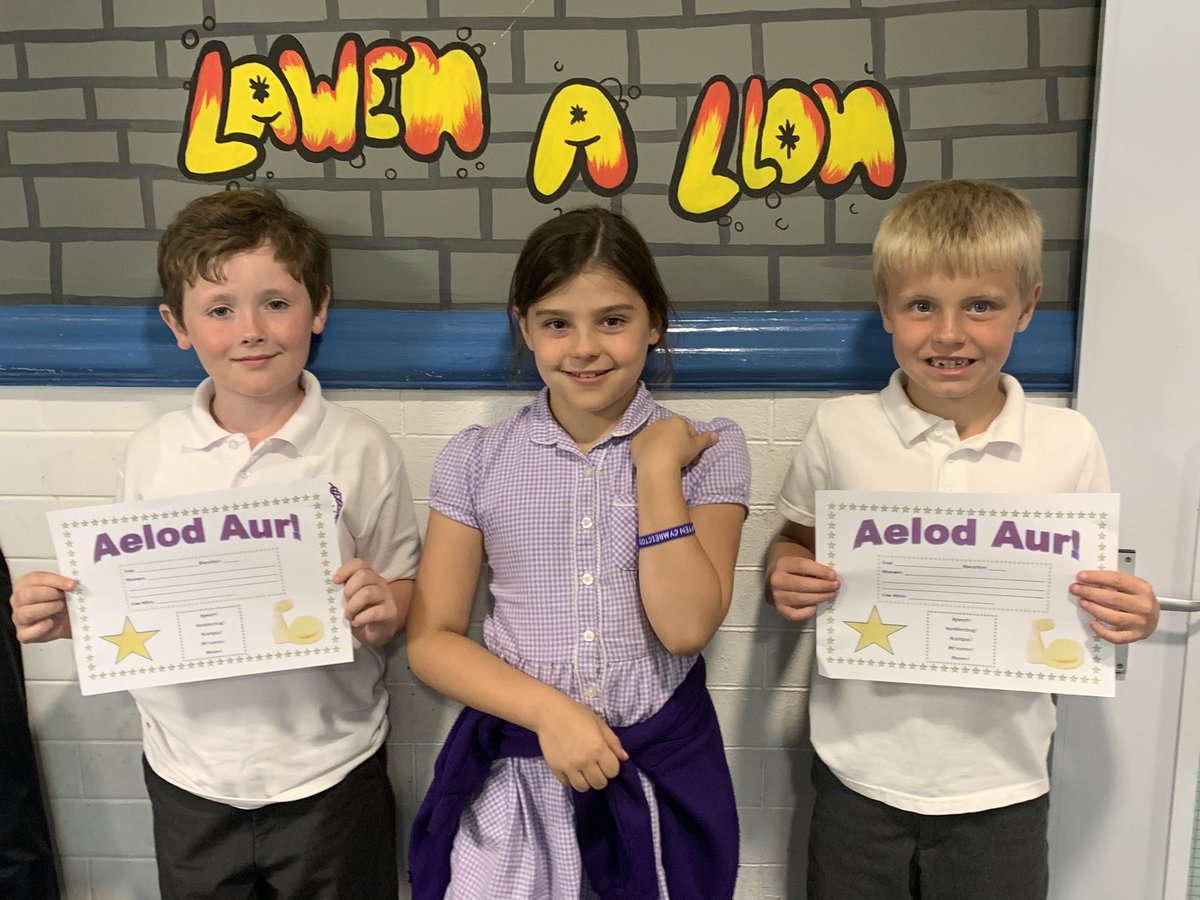 MissMJones2's tweet photo. Llongyfarchiadau enfawr i’n Capten Cymreictod a’n haelodau aur. Pawb yn sêr yn wythnos hon ar ôl gwneud Superspeech. Congratulations to our Capten Cymreictod and our Aelodau Aur. Everyone is a star this week after doing their Superspeech.  #TeuluCurig https://t.co/AEBuUb4yV3