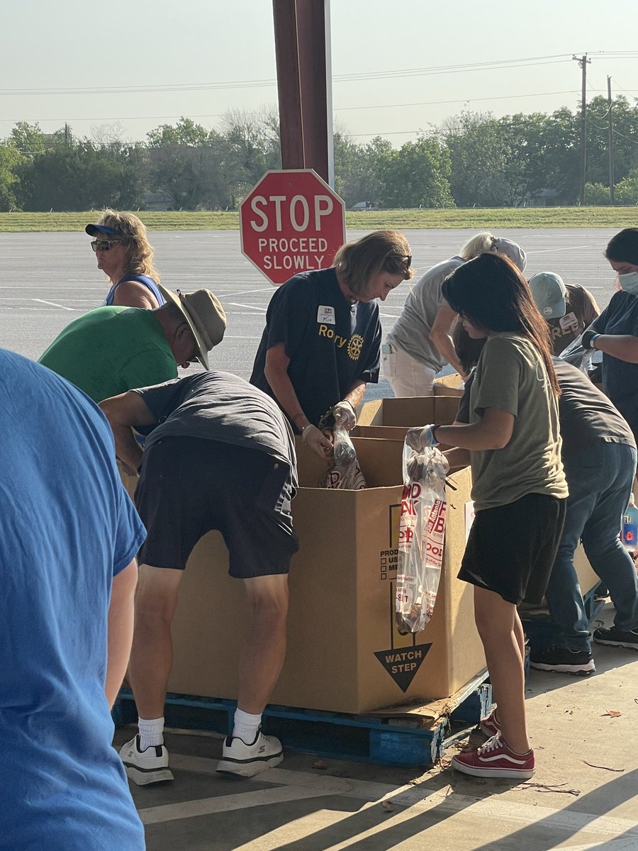 RotaryNBTX's tweet photo. Several of our members helped out this week with the New Braunfels Food Bank food distribution at Tree of Life Church. Thanks to all those who came out to lend a hand! #Rotary #NBTX #ServiceAboveSelf https://t.co/TLmh8scizD