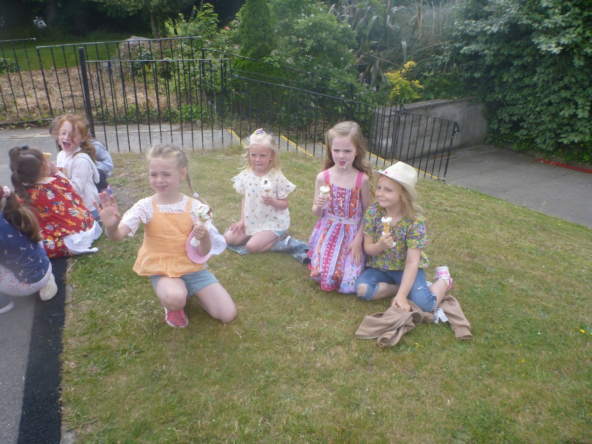 scoilmhuiremou1's tweet photo. Senior infants had great fun on their scavenger hunt to-day and enjoyed some lovely ice-cream afterwards from the ice-cream van. @PDSTpe @PDST_Hwellbeing @ActiveFlag @cmcparish #gooditmes #outdoorlearning https://t.co/dQGbIQasTd
