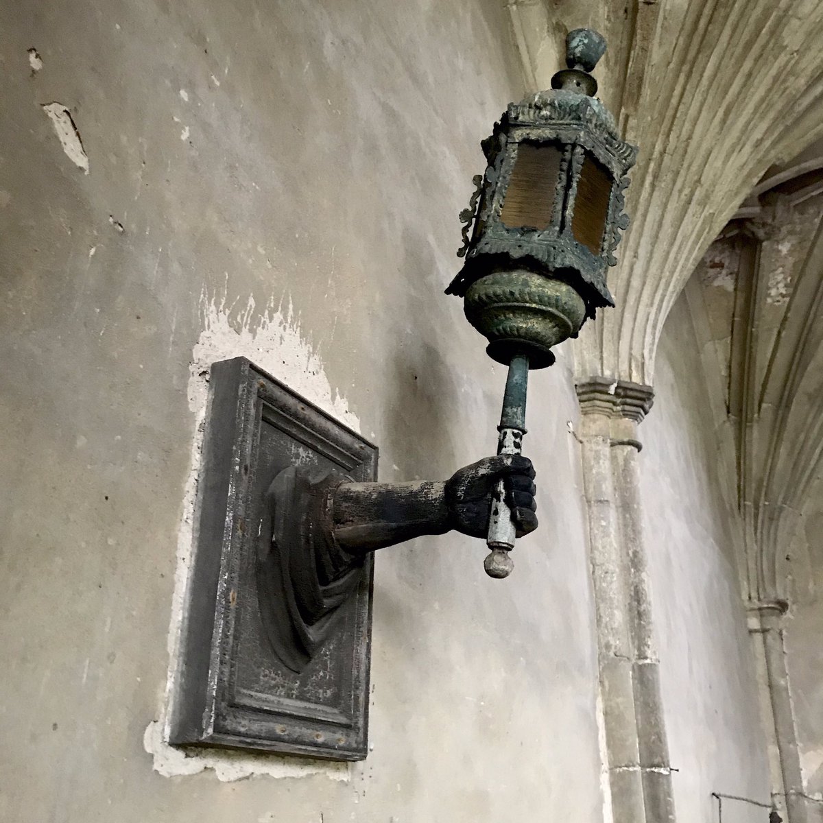 flintmancompany's tweet photo. Eerie gatehouse light at St.Osyth Priory. #St.Osyth #arm #spooky #light #gallets #flint #flintwork ##flintwall #architecture #flintknapper #flintknapping #lime #heitageskills #essex https://t.co/zcZkFqwaNk