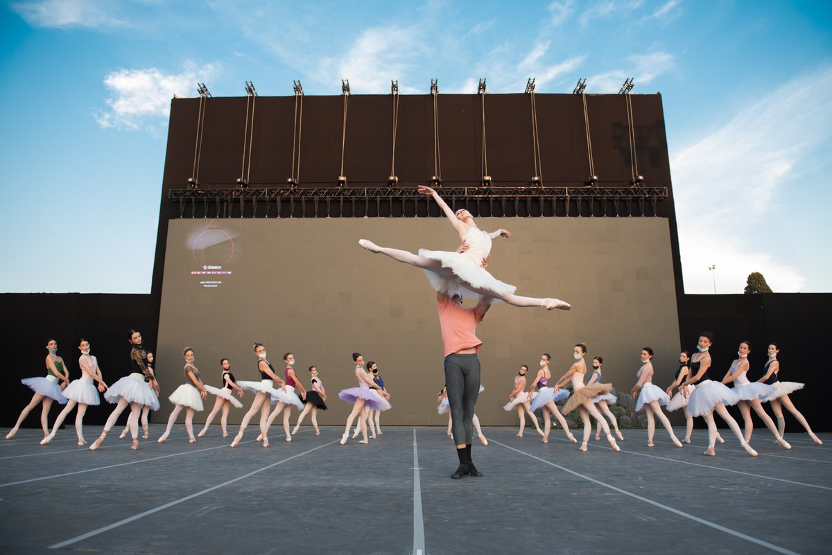 OperaRoma's tweet photo. Dal 22 giugno arriva il balletto al Circo Massimo con 'Il lago dei cigni' nella lettura firmata da #BenjaminPech. Tra i protagonisti #MaiaMakhateli e #SemyonChudin, che danzeranno insieme nei ruoli di Odette/Odile e di Siegfried il 22 e 25 giugno.

#operaroma #CircoMassimo2021 https://t.co/bOBZFavHGd