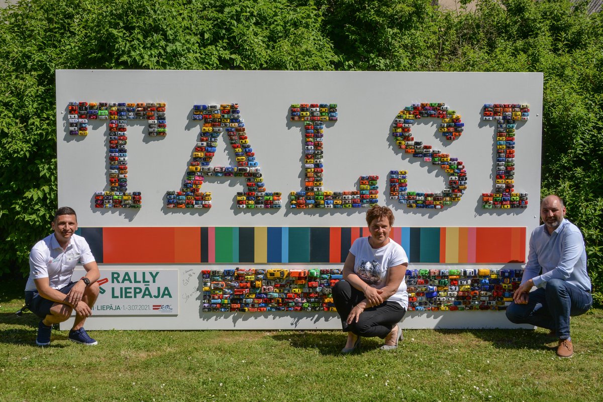 Ne katru dienu notiek šāda atklāšana. 😍 Kopā saziedoti vairāki simti šo mazo auto modelīšu, lai tos apvienotu vienā uzrakstā "TALSI"! 💚 Kopā varam sasniegt vairāk. Paldies Jums visiem!!! 🙌🙌
<a href="/Talsu_novads/">Talsu novada pašvaldība</a> #RallijsTalsos #KopāSpēks