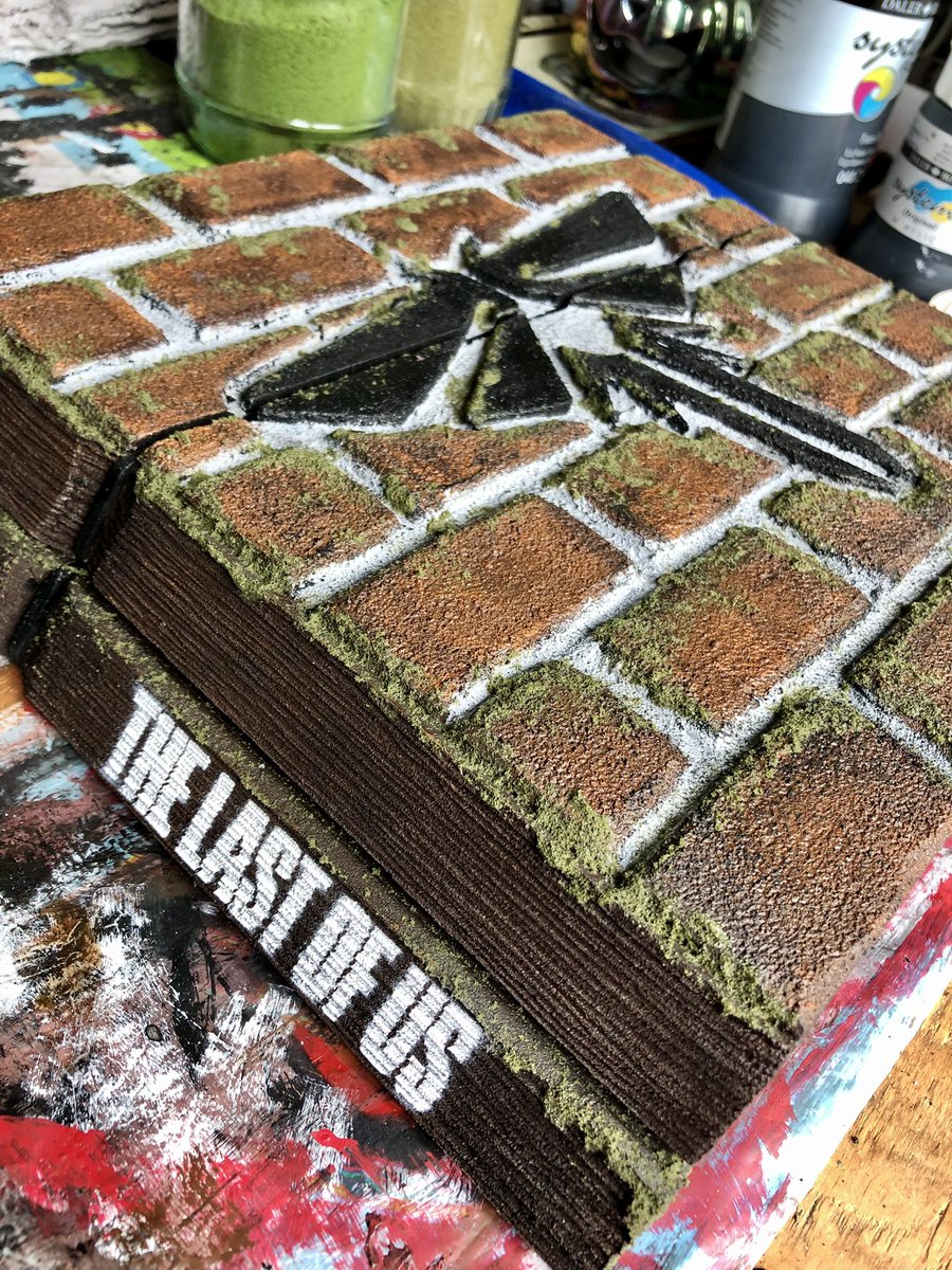 RetroLicker's tweet photo. Today’s work. All about the attention to detail in the final stages. 🧱 🍃
#tlou #TLOU2 #TheLastofUs #ps4 #tloups4 #customps4 #art #gamerart #gameart #ArtistOnTwitter https://t.co/557zd2FF6i