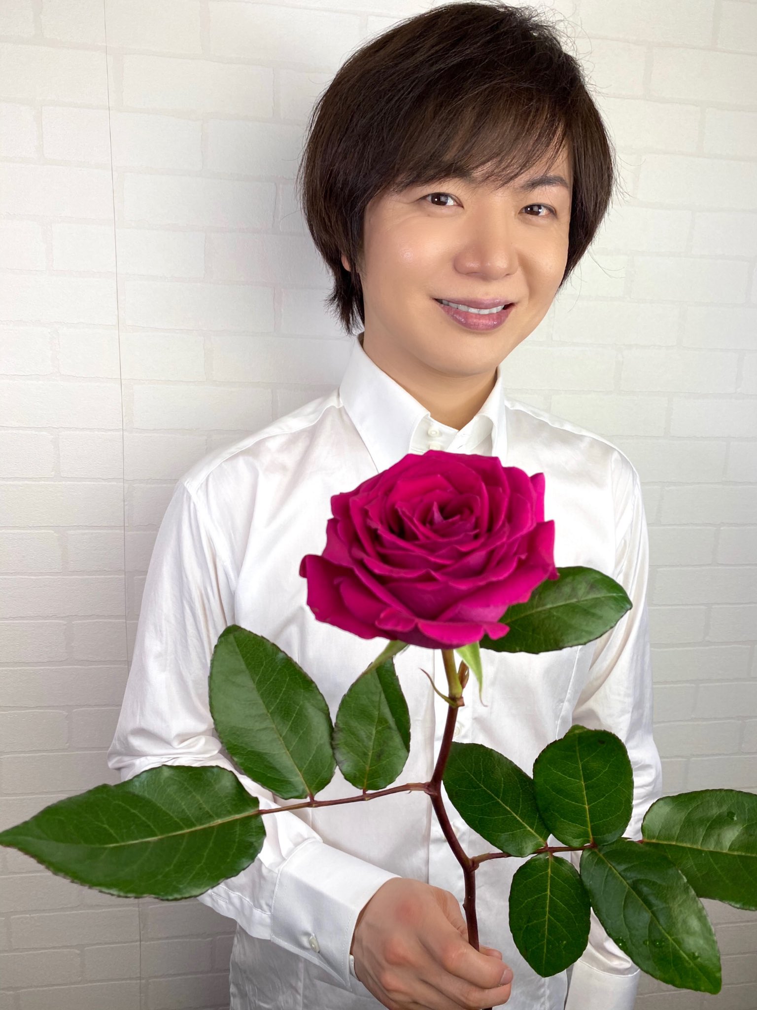 竹島宏スタッフ 公式 バラ ピンクフロイド ピンクのバラの花言葉は 愛を持つ コロンビア産の大きなバラ 吸い込まれるような美しさ 花言葉も洒落てます 今日も１日お疲れ様でした ひろネット 花便り 花言葉 花 花を贈ろう バラ 花の