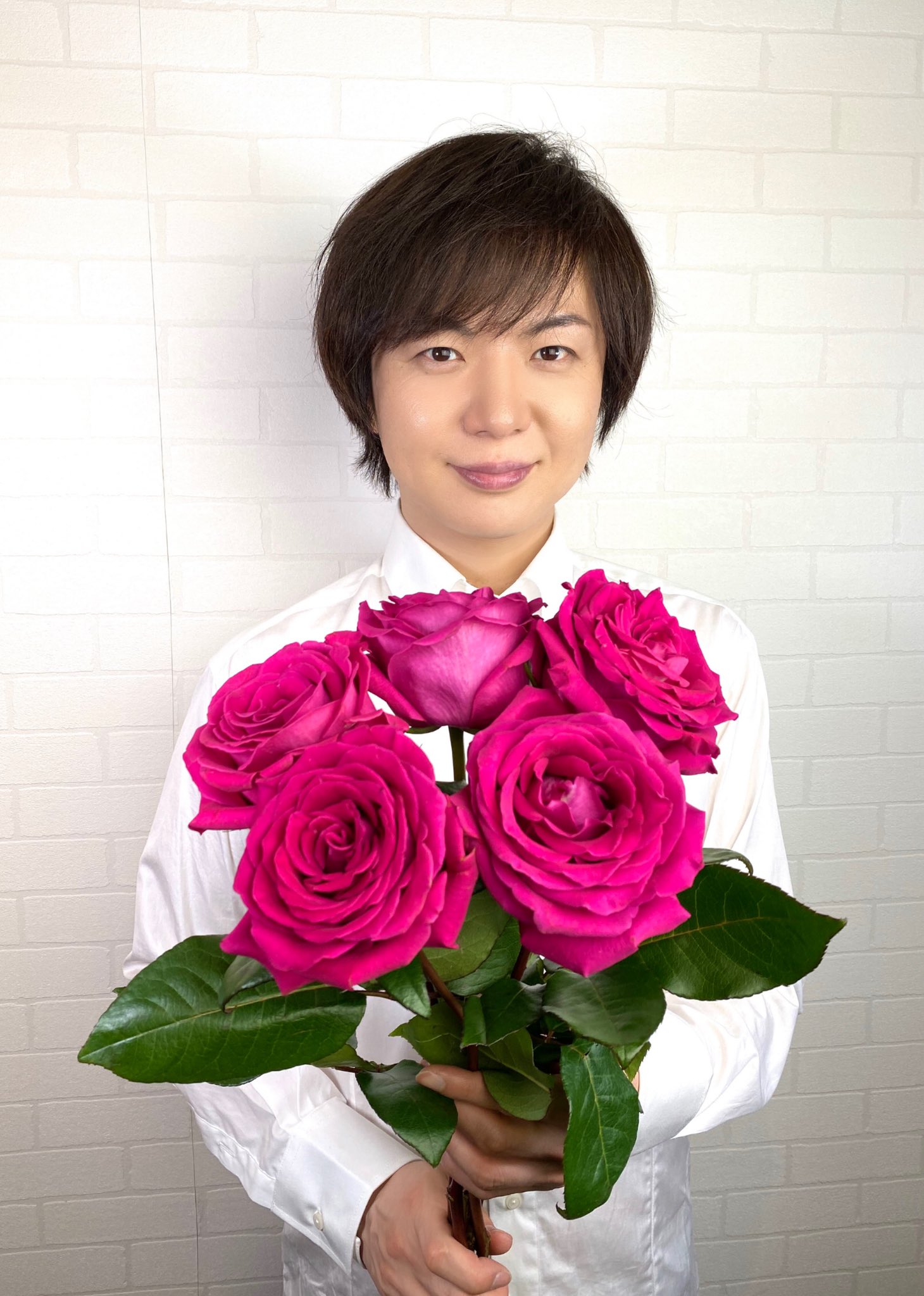 竹島宏スタッフ 公式 バラ ピンクフロイド ピンクのバラの花言葉は 愛を持つ コロンビア産の大きなバラ 吸い込まれるような美しさ 花言葉も洒落てます 今日も１日お疲れ様でした ひろネット 花便り 花言葉 花 花を贈ろう バラ 花の