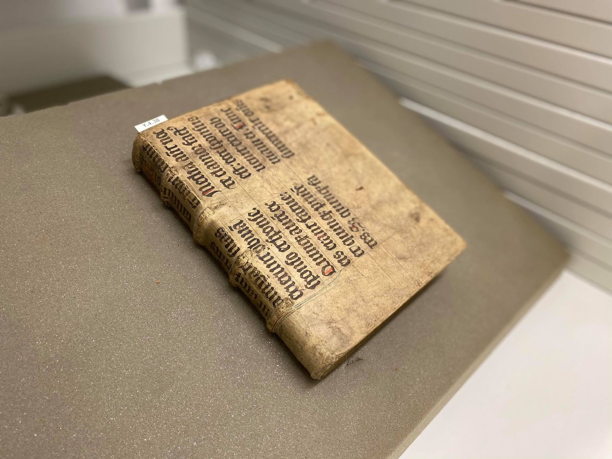 Our last #earlyprintedbook for #FragmentFriday is this small medical volume bound in #manuscript 'waste' over pasteboard 📚

#specialcollections