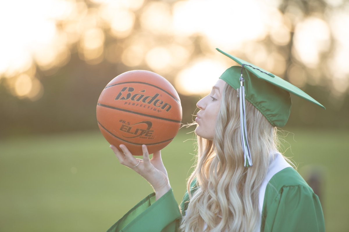 miiahughes's tweet photo. the girl in the last pic believed she could do itβ¦ and she did π #doublegrad https://t.co/BKcMalfJ0L