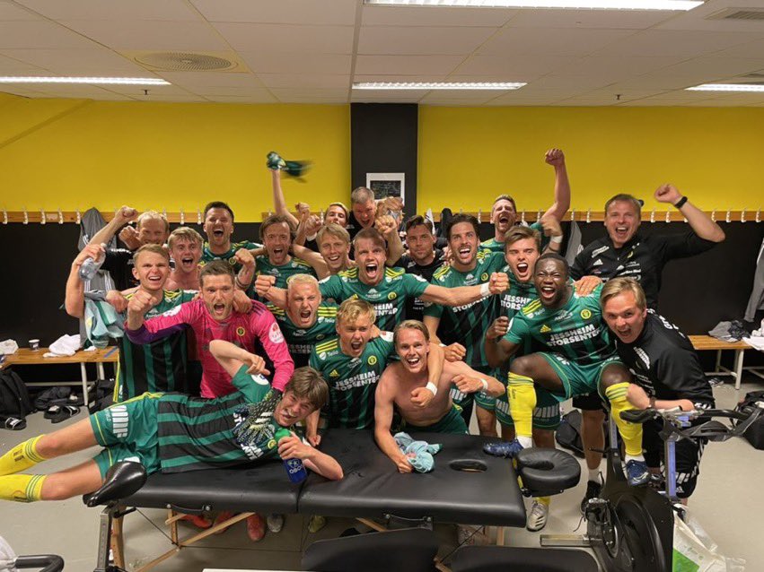 JSolbaken's tweet photo. For en gjeng!💛💚 En ære og jobbe med denne gjengen hverdag https://t.co/fJvFRYi5AL