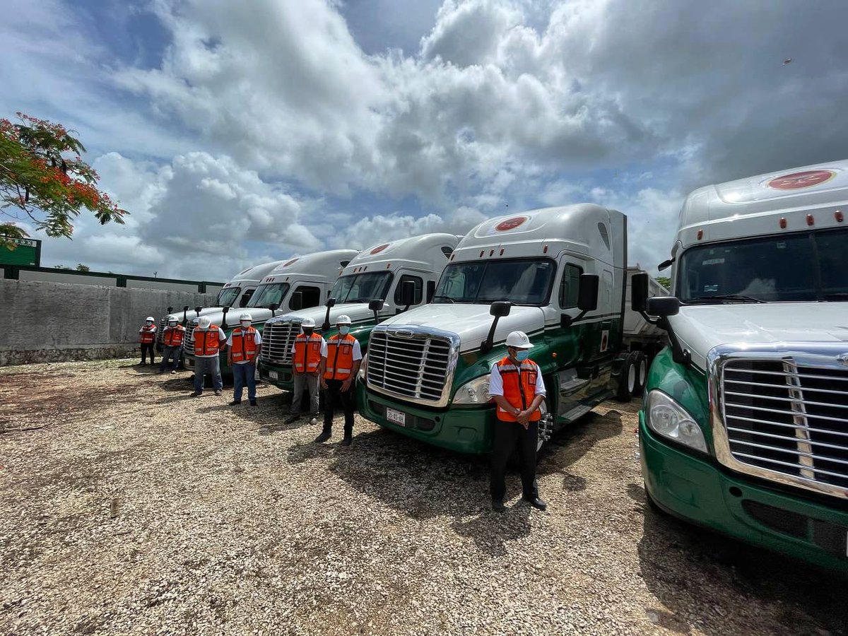 PedrohacesO's tweet image. ¡Resultado de un gran trabajo en equipo previo!

Hoy desde #Progreso, damos el banderazo de salida a la flotilla que trasladará el balasto para los Tramos 3 y 4 del @TrenMayaMX.

Aquí, ¡esta emblemática obra se construirá con puro esfuerzo yucateco! #CATEMEnMarcha