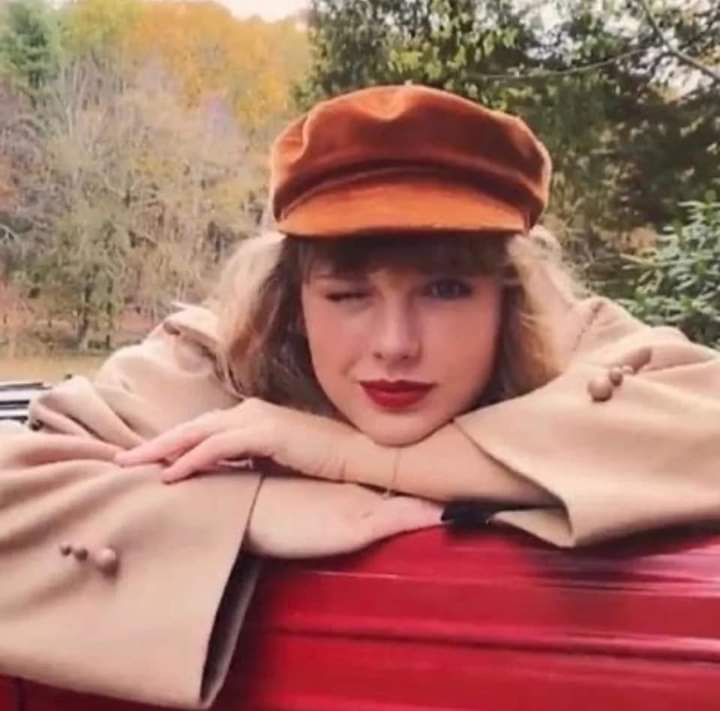 IsabelLivies's tweet photo. not her reusing evermore photoshoot😒🥺 https://t.co/y98LgdgGCy