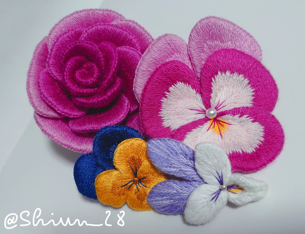 紫雲 4月から作ったもの バラと青黄色のビオラは フェルト刺しゅうの花図鑑 のカラー パンジーはライチ 紫白のビオラは うさぎ型のシュガーラビット の気持ちで作りました 次のお花も頑張る 先生のカラーも好きだけど 自分で選んでみるのも