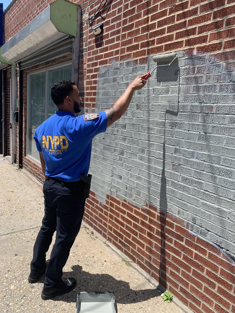 NYPD110Pct's tweet image. Our Community Affairs Officer and NCO Admin were out visiting businesses today and cleaned up the #graffiti on their properties. #Elmhurst If you see graffiti contact @nyc311 or your local precinct.
