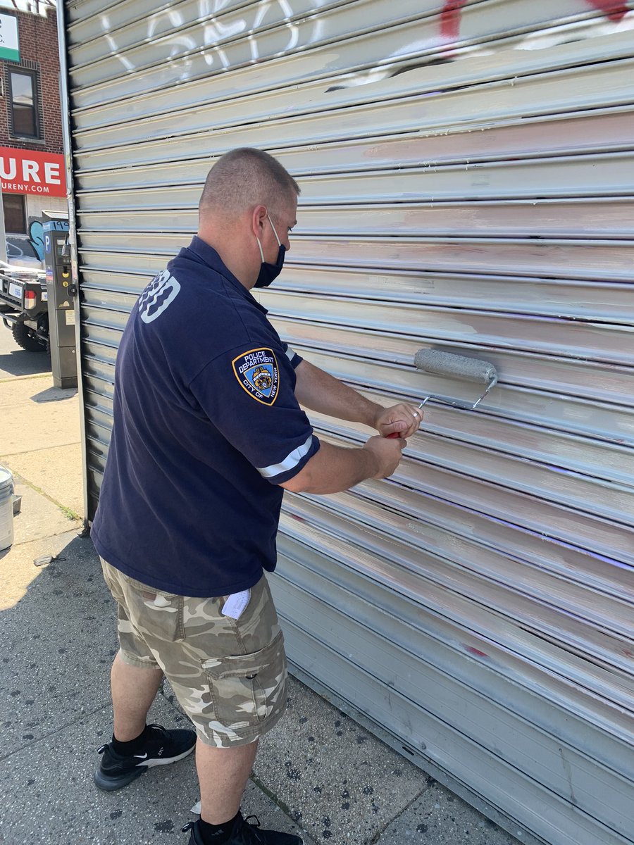 NYPD110Pct's tweet image. Our Community Affairs Officer and NCO Admin were out visiting businesses today and cleaned up the #graffiti on their properties. #Elmhurst If you see graffiti contact @nyc311 or your local precinct.