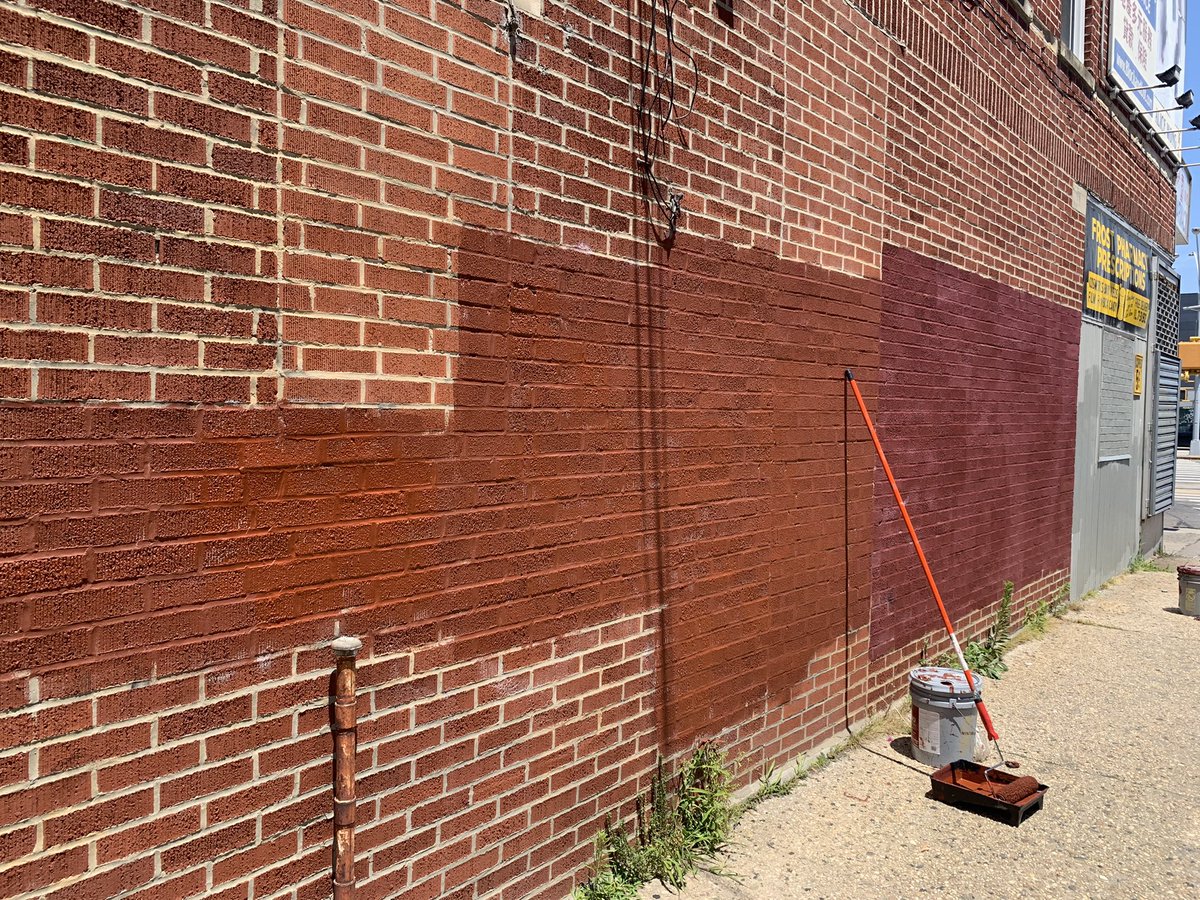 NYPD110Pct's tweet image. Our Community Affairs Officer and NCO Admin were out visiting businesses today and cleaned up the #graffiti on their properties. #Elmhurst If you see graffiti contact @nyc311 or your local precinct.