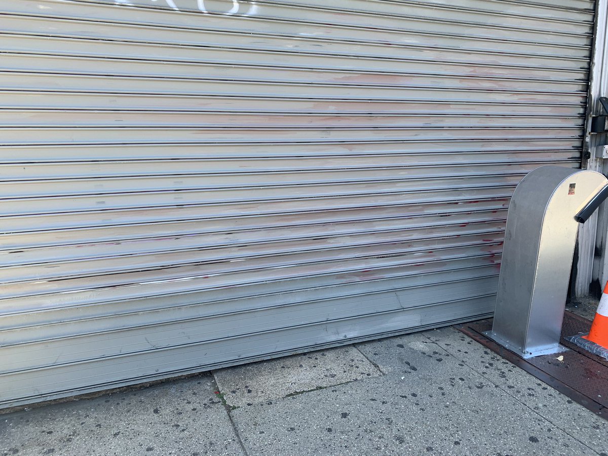 NYPD110Pct's tweet image. Our Community Affairs Officer and NCO Admin were out visiting businesses today and cleaned up the #graffiti on their properties. #Elmhurst If you see graffiti contact @nyc311 or your local precinct.