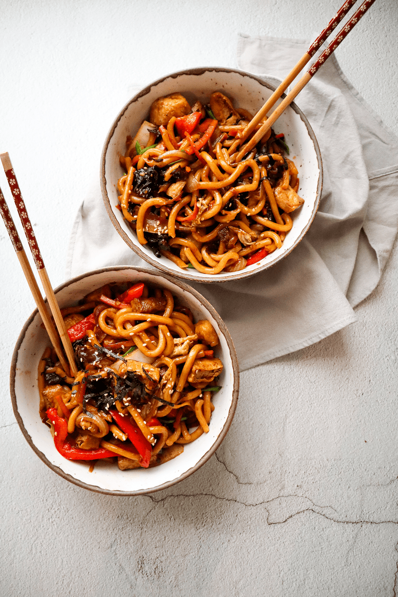 BlissfulBasil's tweet photo. Ready in just 20 minutes, this saucy, veggie-packed #Vegan Yaki Udon by @kindly.coconut is easy to make and incredibly satisfying for the perfect quick dinner the whole family will love! https://t.co/wUbjl06smF https://t.co/lAWr2L6VSQ