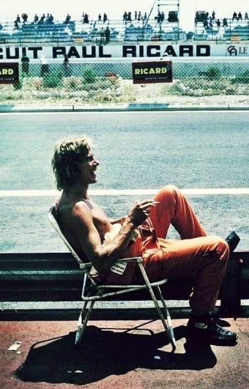 mexa_f1's tweet photo. Este hombre si que sabia disfrutar las carreras, !Fotaza! 🥰📸🥃🚬 https://t.co/fb8PGL063M