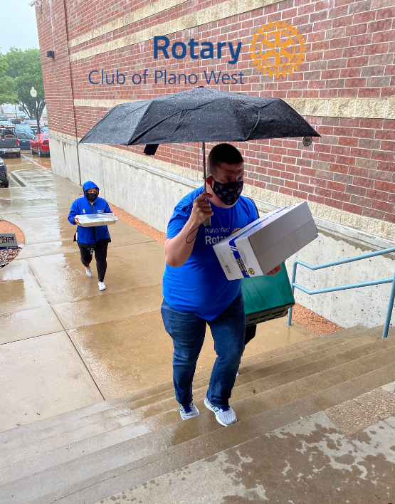 PlanoWestRotary's tweet photo. Rain or shine, we are here to give back to our community. Join Rotary today and be a part of our efforts! https://t.co/Yb9ebj1Bp9 #rotary #planoserves #planotx #Rotary #CommunityLeaders #RotaryOpensOpportunities https://t.co/wpTn25zI7U