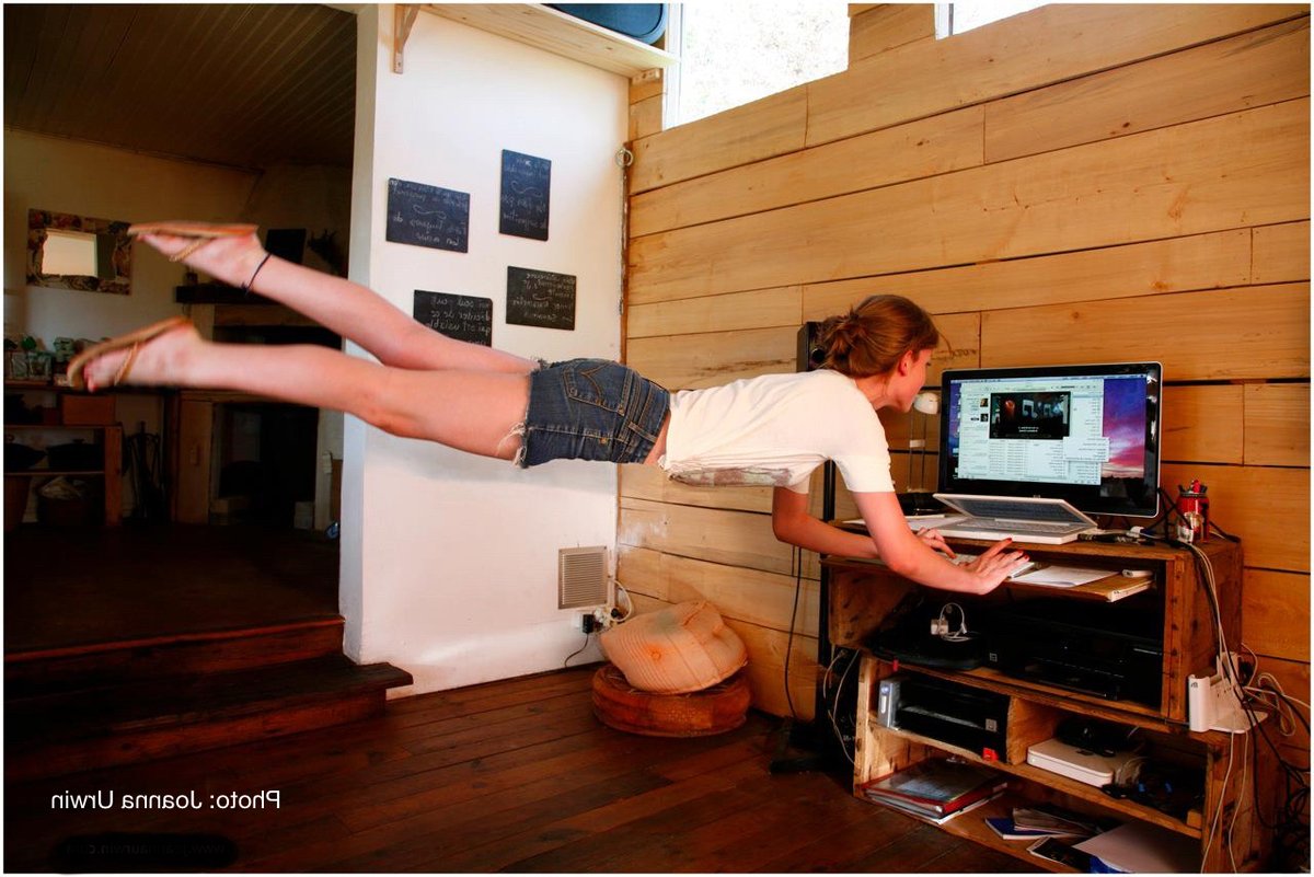 VideoProFrance's tweet image. Much better for your back to fly while working at the computer ;-) #funphotography #photographyworkshops #levitationphotography