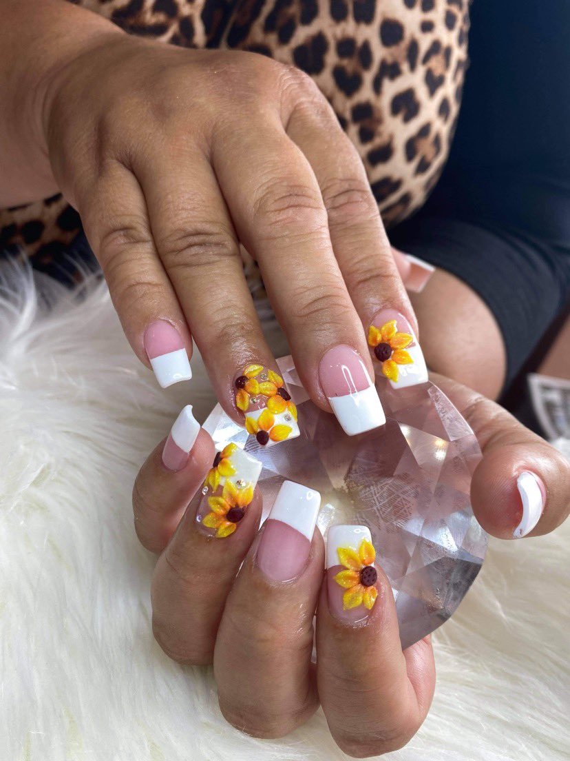 Ciales07's tweet photo. Popping pretty sunflowers!! 🌻🌻🌻

#MigdaliasCaribbeanBeautySpa #MigdaliasJulecxi #Julecxinailtech #Julecxinails #latinanailtech #chicagonailtech #latinxnailtech #humboldtparksalon #humboldtparknailtech #idonailschicago #nailtech2021 #supportsmallbusiness #supportlatinxnailtechs https://t.co/hmqL4qLMrT