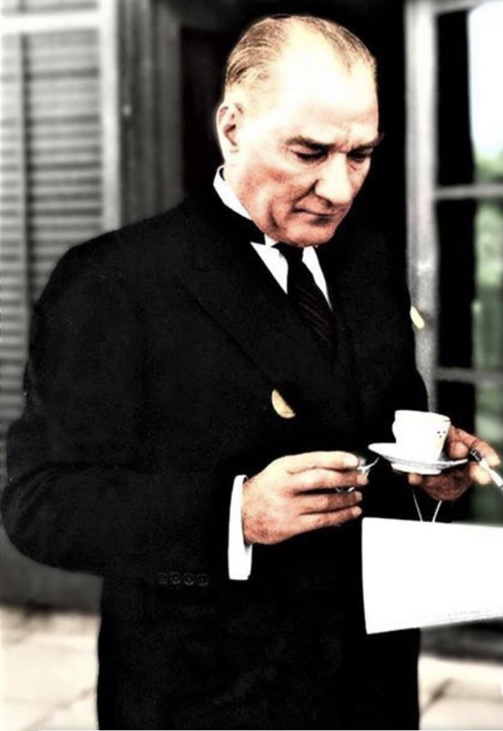 “Hayatta müzik gerekli mi? Hayatta müzik gerekli değildir. Çünkü hayat müziktir.” Atatürk