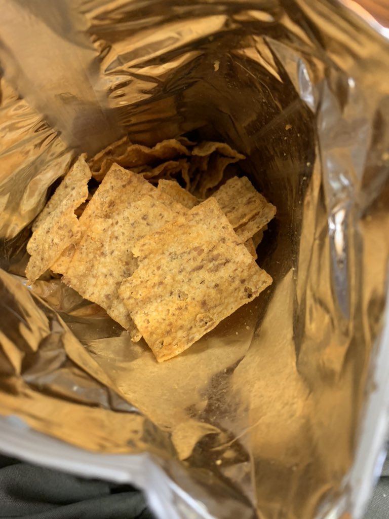 bubbalarsen's tweet photo. 80 g bag of #Doritos vs a 70 g bag of #SunChips.    #what  someone’s scale is way off https://t.co/p0jGgZkc7C