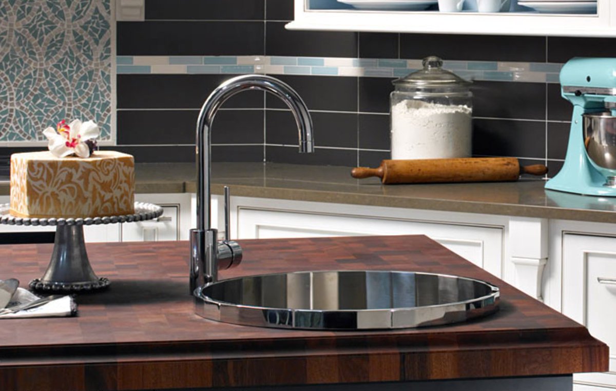 glumber's tweet image. A Mahogany Butcher Block Island. The wood provides a warm surface for gathering guests and cooks alike. The strong end grain construction can last a century.

Design by @Plain_Fancy. #ButcherBlocks #GrothouseThings #CustomWoodCountertops #MadeinUSA #Plain&amp;amp;Fancy