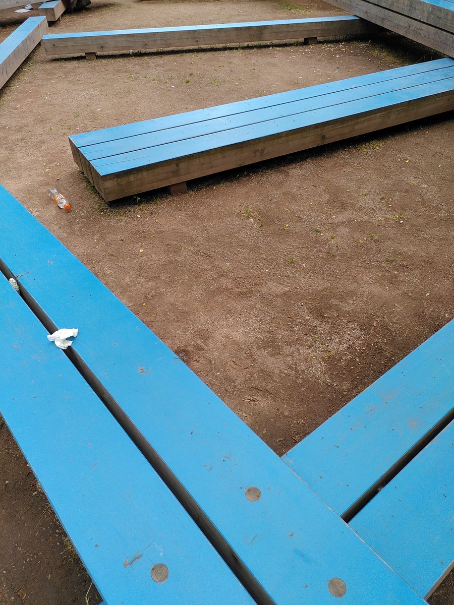 MarzingerMartin's tweet photo. Sitzen im öffentlichen Raum

Ästhetik- und Form-Recherche:
Lackierte Sitzflächen, Holzbalken, Sand,
Blau, Braun, Rot, Grün;

#viskom #typedaily #placemaking 

@typedailytype https://t.co/E6fqW2asZ5