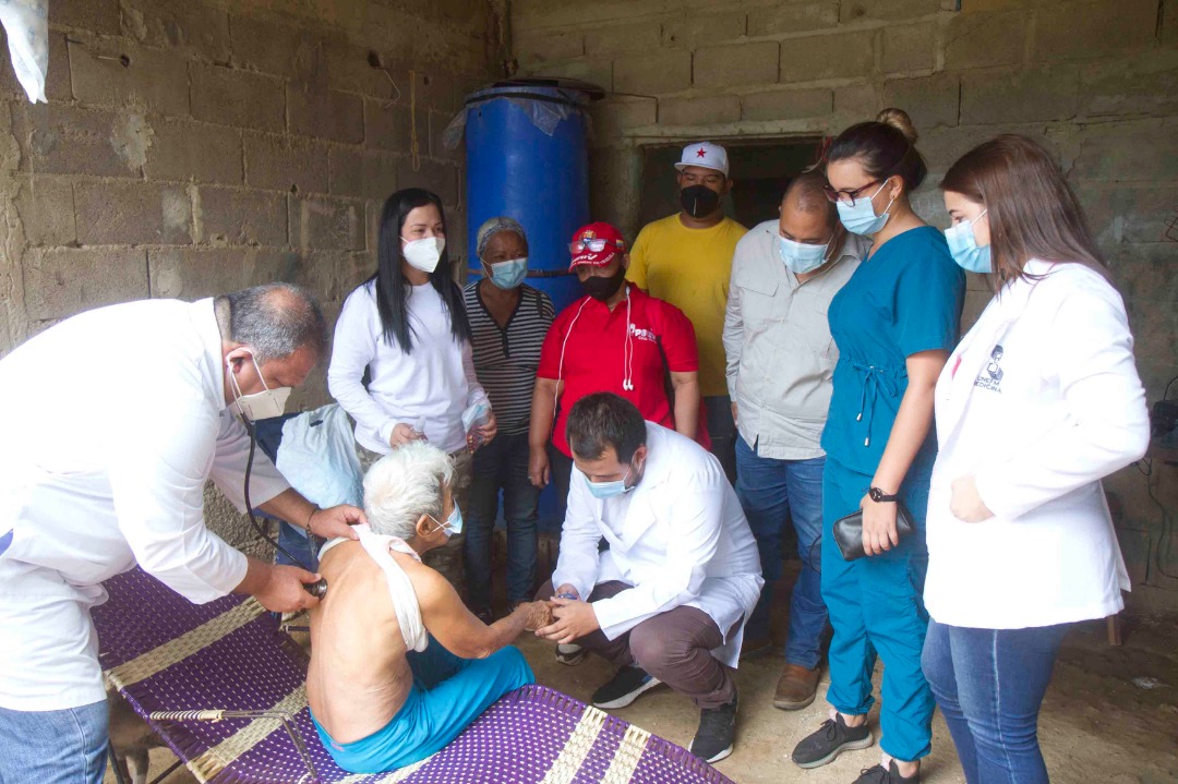 Comité Municipal Anti Covid-19 se activó en la Cruz Verde⁣.

Con un abordaje integral de atención a la comunidad, este comité municipal encabezado por Jorge Haskour abordó a todas las familias del sector.

<a href="/Pablo_Acosta2/">Pablo Segundo Acosta</a>
<a href="/CoroAlcaldia/">AlcaldiaDeMirandaCoro</a>
<a href="/DoryeliAldamaR/">Doryeli Aldama</a>

instagram.com/p/CQRblSylcQB/…