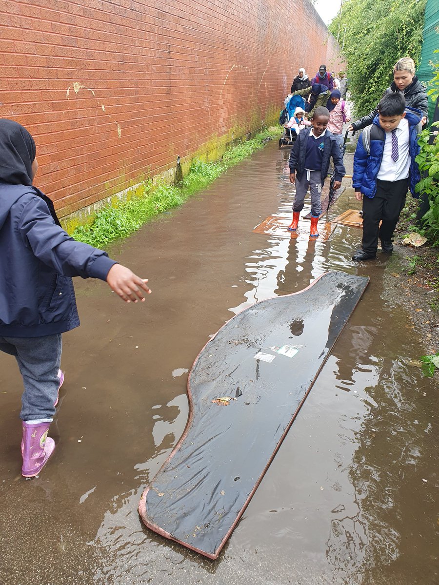 british_train's tweet photo. Mini Flood In North West London 🤣🤣🤣 https://t.co/gCgiqplXsV