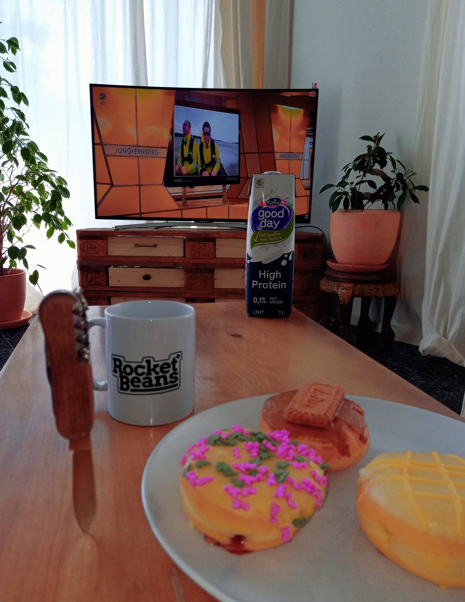 nr_3718's tweet photo. Einem Tisch darf man ansehen, dass er gelebt hat...
Bergson Index Donut = 4.5
P.s Wer ist eigentlich dieser Bergson?
(In Milch getunkt)

#rbtv #moinmoin #moinmoinmoin #moinmoinmoinmoin
#pommesruppel https://t.co/PmC6XtEllf
