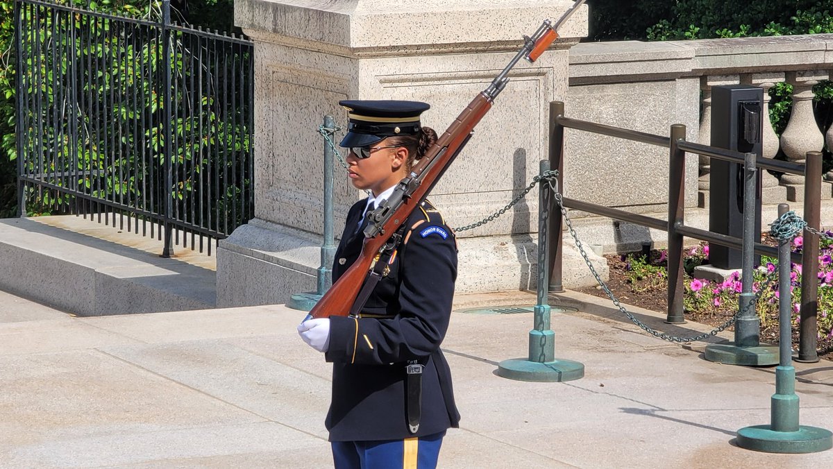 potomactoursllc's tweet photo. Our great @GlTravelco group from California toured @ArlingtonNatl and participated in a wreath laying ceremony at the #tomboftheunknowns. #potomactours #seetheusa #8thgradetrip #studenttours #studenttravel https://t.co/noRUVAJvBm