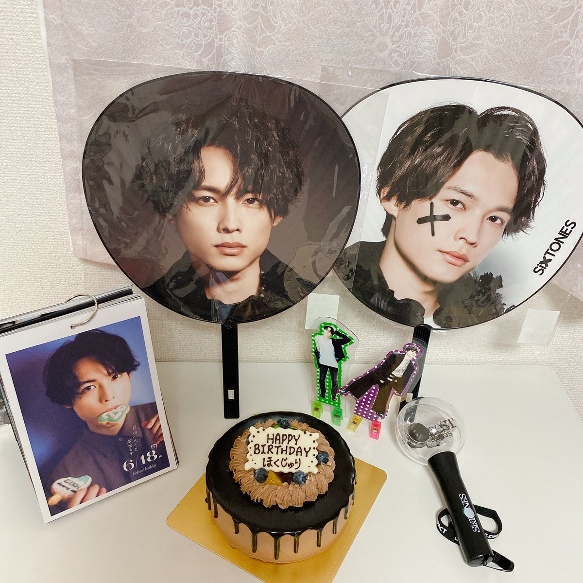 megumilkey78's tweet photo. ほっくんお誕生日おめでとう🎂🖤
ほくじゅり生誕祭しながら、SixTONESのファンてなんて幸せなんだろうねってずっと言ってた🥰
ほっくんがいるから毎日HAPPY☺︎︎︎︎

#SixTONES
#松村北斗
#北斗のおかげで今すっごい幸せ
#HappyBirthdayHokuto 
#ほくじゅり https://t.co/NReL3HTifx