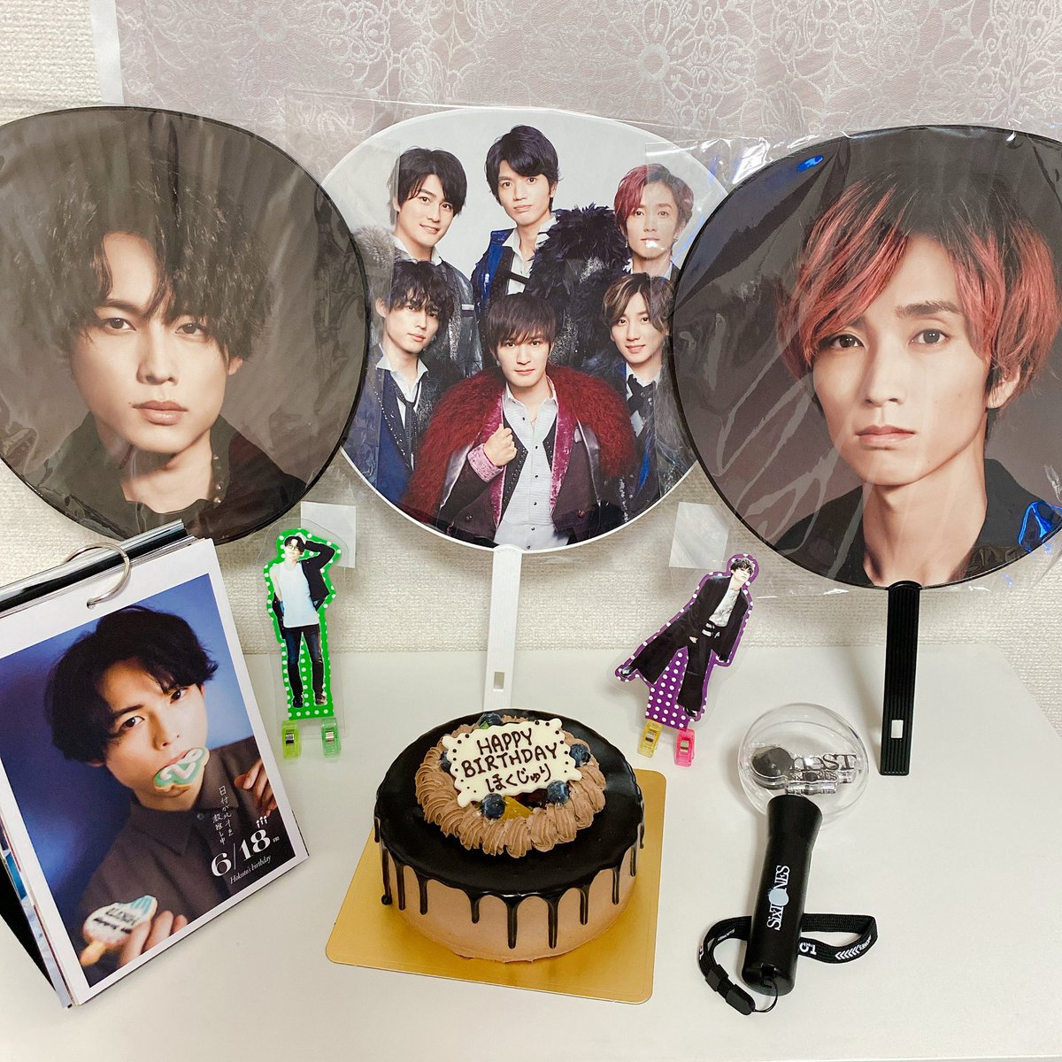 megumilkey78's tweet photo. ほっくんお誕生日おめでとう🎂🖤
ほくじゅり生誕祭しながら、SixTONESのファンてなんて幸せなんだろうねってずっと言ってた🥰
ほっくんがいるから毎日HAPPY☺︎︎︎︎

#SixTONES
#松村北斗
#北斗のおかげで今すっごい幸せ
#HappyBirthdayHokuto 
#ほくじゅり https://t.co/NReL3HTifx
