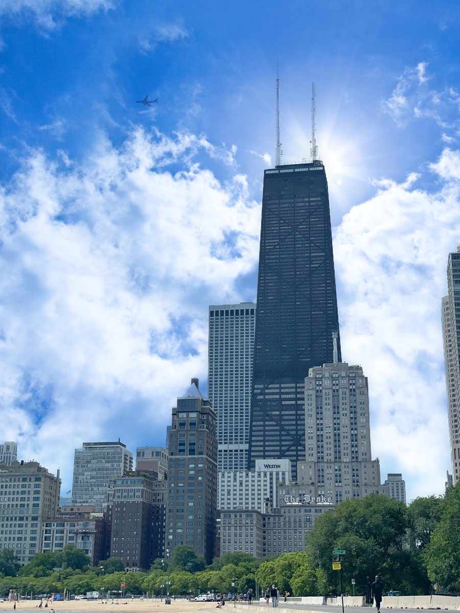 thetriciameyer's tweet photo. Friday vibes in the city! #chicago #loveyourlawyer #meyerlaw #mykindoftown https://t.co/adw4hKZ06O