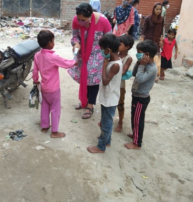 jhaasudha's tweet photo. This world is the great gymnasium where we come to make ourselves strong.your struggles develop your strength. Vivekanand 😊
Pic. Door to door health checkup of kids #childrightsprotectionforum #HPPI #ActionAgainstChildLabour https://t.co/ODw2Lc1sCz