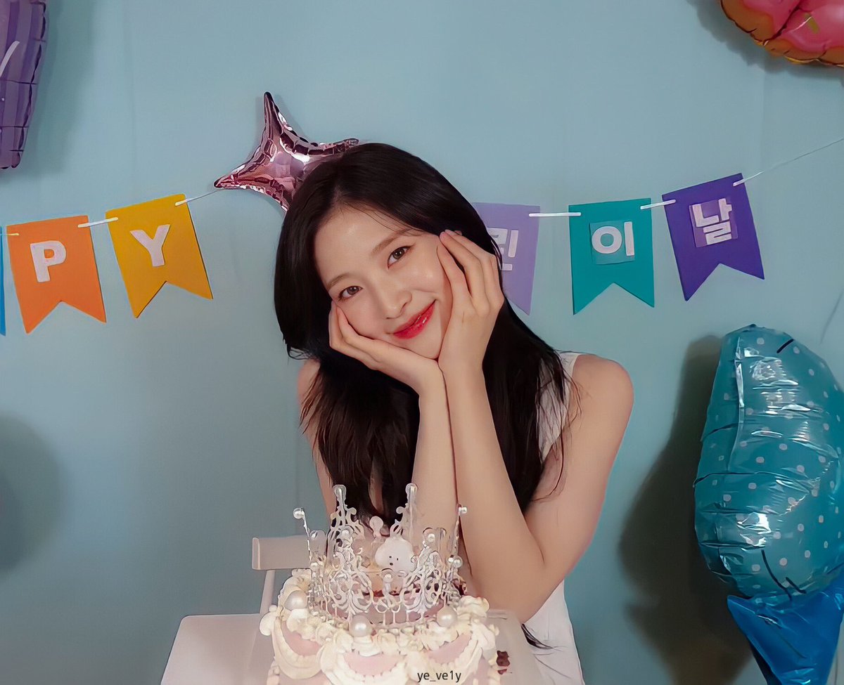 arinniechoi's tweet photo. Before the 18th of June ends, I just wanna ask if everyone know what day is it today? Yep, It’s Friday! Well, it’s not just a regular Friday to me though, because today is my birthday! I have officially turn 23 💖 https://t.co/N4JZG0uTA5