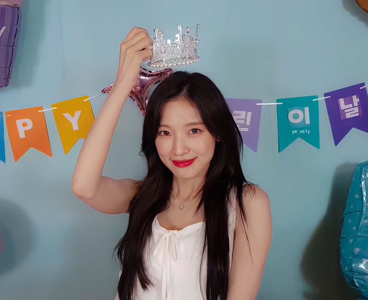arinniechoi's tweet photo. Before the 18th of June ends, I just wanna ask if everyone know what day is it today? Yep, It’s Friday! Well, it’s not just a regular Friday to me though, because today is my birthday! I have officially turn 23 💖 https://t.co/N4JZG0uTA5