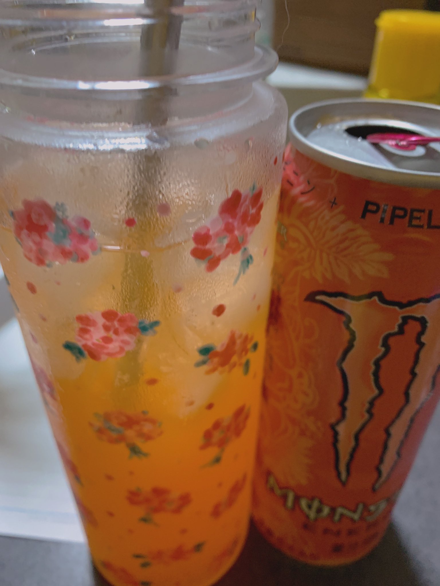 みぃ モンスターにストロー刺してストローで飲んでる地雷系女子はいっぱいいるけどモンスターを焼酎で割って水筒に入れてストローで飲んでる女は私くらいだと思う T Co Fcwy2rgjcv Twitter