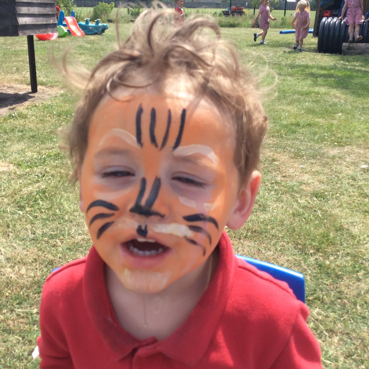 redgateyear3's tweet photo. Our book this week has been ‘Rumble in the Jungle’ so we had a super end to the week by writing appointment cards and paying £1 (pretend money) to get our faces painted as jungle animals #rcpeyfs #maths #literacy #facepainted https://t.co/K7TTUT6dZ5