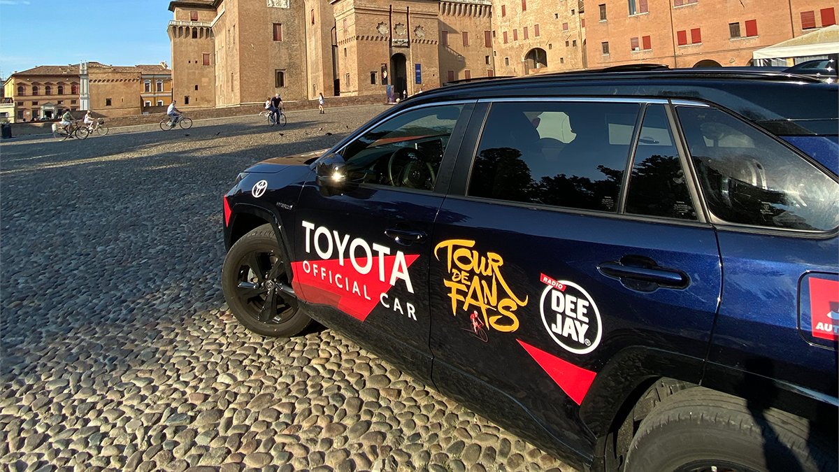 toyota_italia's tweet photo. Toyota e @radiodeejay insieme per #TourDeFans, il Giro che attraversa l’Italia in bicicletta al seguito della carovana Toyota Hybrid e che porta la squadra di Deejay Chiama Italia a trasmettere ogni giorno da un posto diverso, tra risate e paesaggi mozzafiato! #toyota_tourdefans https://t.co/lhuUz3pjCt