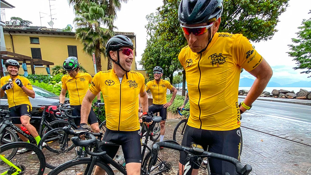 toyota_italia's tweet photo. Toyota e @radiodeejay insieme per #TourDeFans, il Giro che attraversa l’Italia in bicicletta al seguito della carovana Toyota Hybrid e che porta la squadra di Deejay Chiama Italia a trasmettere ogni giorno da un posto diverso, tra risate e paesaggi mozzafiato! #toyota_tourdefans https://t.co/lhuUz3pjCt