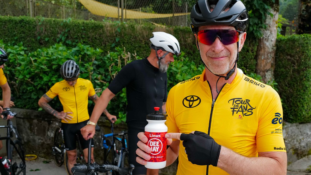 toyota_italia's tweet photo. Toyota e @radiodeejay insieme per #TourDeFans, il Giro che attraversa l’Italia in bicicletta al seguito della carovana Toyota Hybrid e che porta la squadra di Deejay Chiama Italia a trasmettere ogni giorno da un posto diverso, tra risate e paesaggi mozzafiato! #toyota_tourdefans https://t.co/lhuUz3pjCt